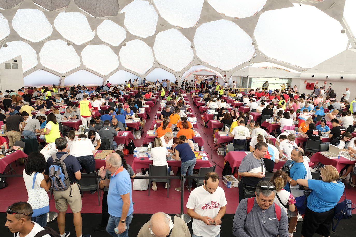 Unos 700 aficionados de 40 países diferentes participan este fin de semana en el I Campeonato del Mundo de Puzles que se celebra en la Cúpula del Mileno de Valladolid y que ha dado inicio hoy sábado con el torneo por equipos, al que seguirán mañana las disciplinas individual y por parejas. En total, el certamen, que cuenta con el apoyo del Ayuntamiento, repartirá 2.500 euros en premios.