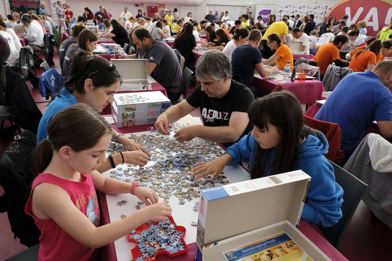 Unos 700 aficionados de 40 países diferentes participan este fin de semana en el I Campeonato del Mundo de Puzles que se celebra en la Cúpula del Mileno de Valladolid y que ha dado inicio hoy sábado con el torneo por equipos, al que seguirán mañana las disciplinas individual y por parejas. En total, el certamen, que cuenta con el apoyo del Ayuntamiento, repartirá 2.500 euros en premios.