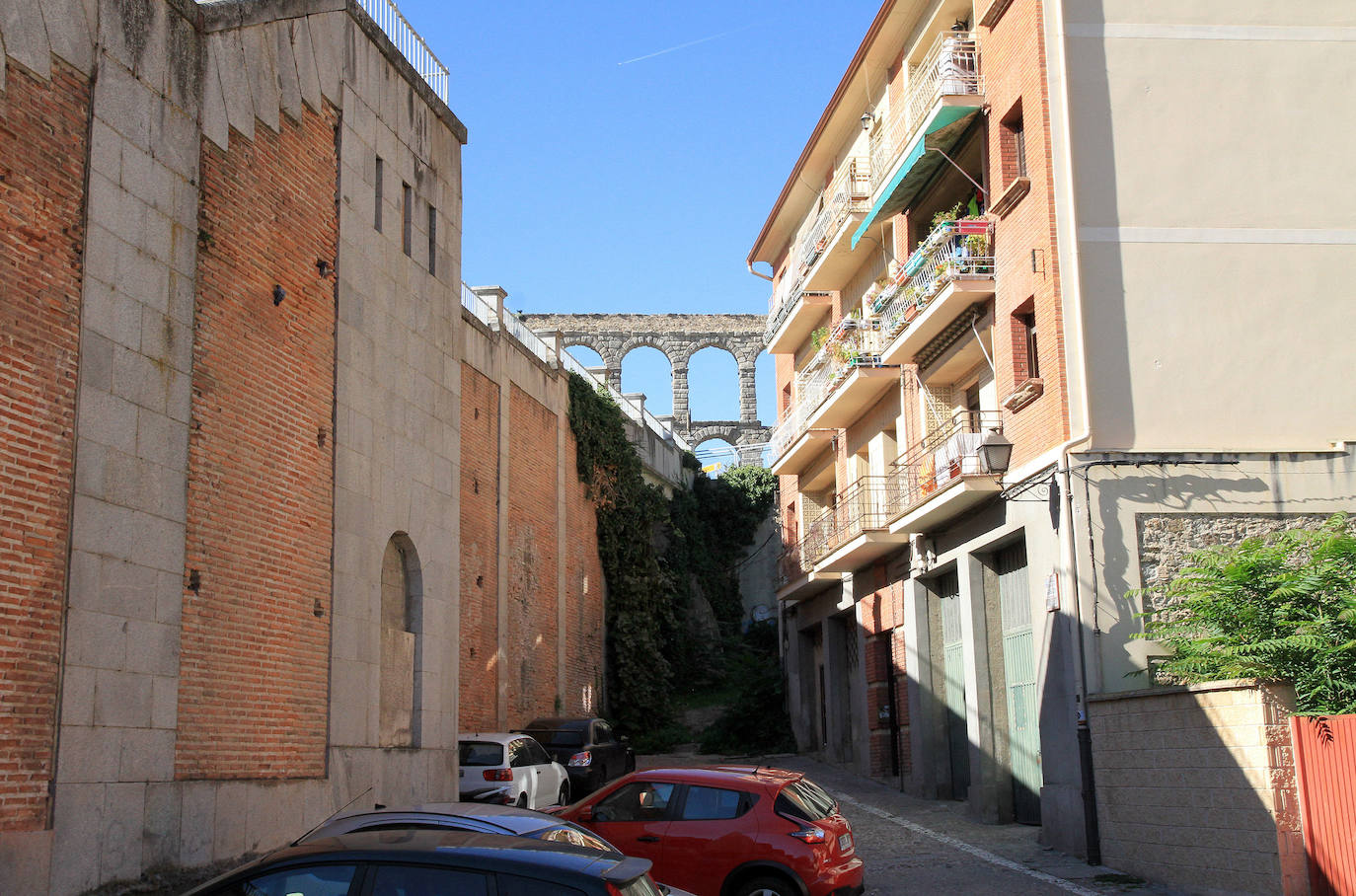 Vista del edificio que el Ayuntamiento quiere derribar en la calle Gascos.