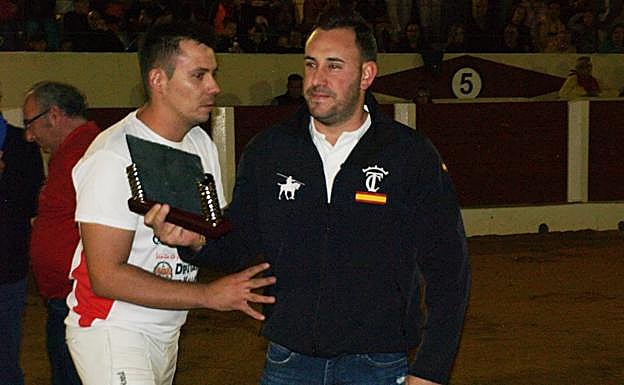 Jonathan Núñez recibe una placa de la Asociación Taurina Amigos de los Encierros de Olmedo.