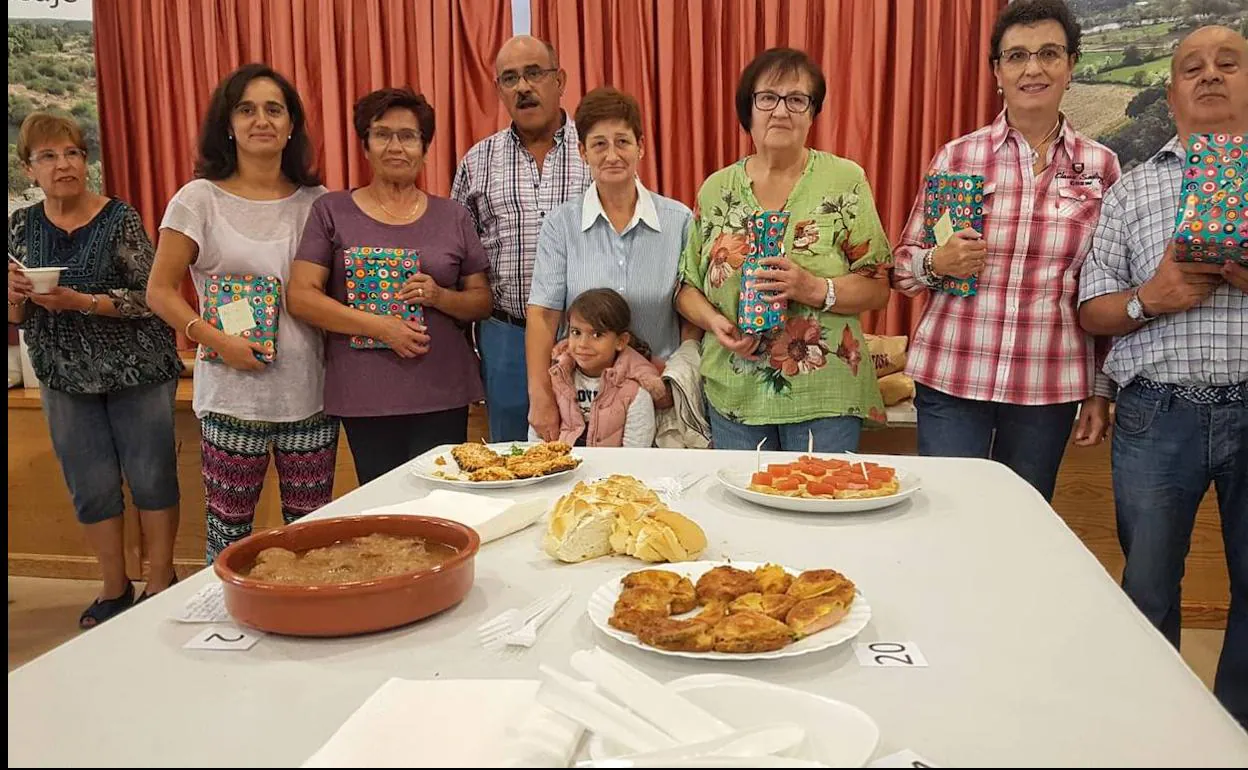 Ganadores del concurso gastronómico junto a los miembros del jurado.