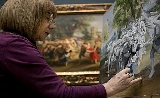 Marina Torres era profesora de Dibujo en un instituto de Alicante. Ahora, ya jubilada, dedica su tiempo a copiar las 'Danzas de personajes mitológicos', de Rubens.