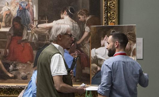 Bernardo Pajares, a la derecha, con un copista