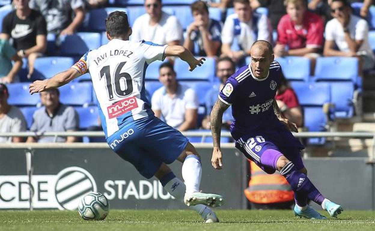 Sandro, trata de llegar al balón tras un excelente control orientado que dejó roto a Javi López.