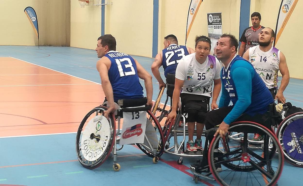 Los jugadores del Grupo Norte y del Servigesto Burgos pugnan por el rebote. 