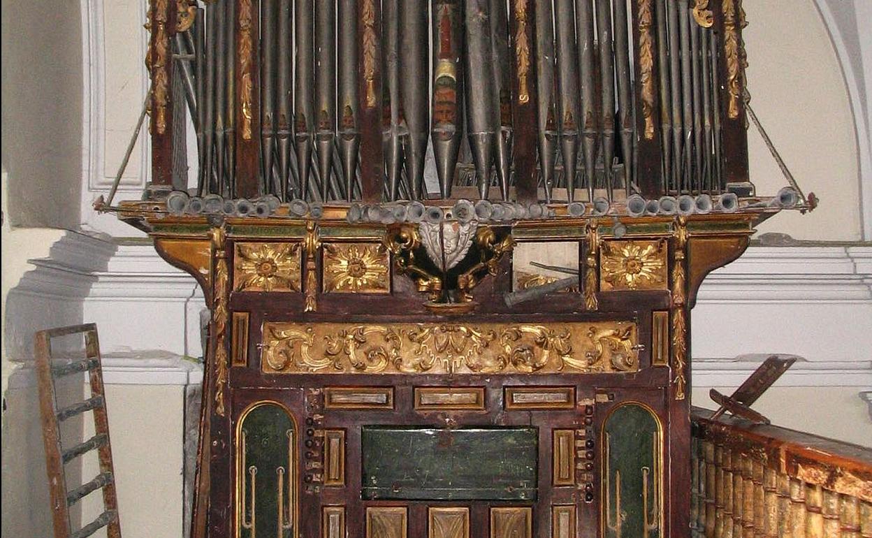 Aspecto actual que presenta el órgano barroco en la iglesia de Fuentesaúco de Fuentedueña. 