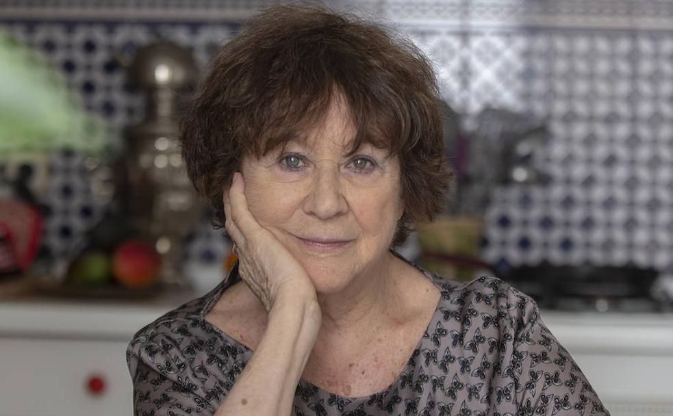 Julieta Serrano, en la cocina de su casa.