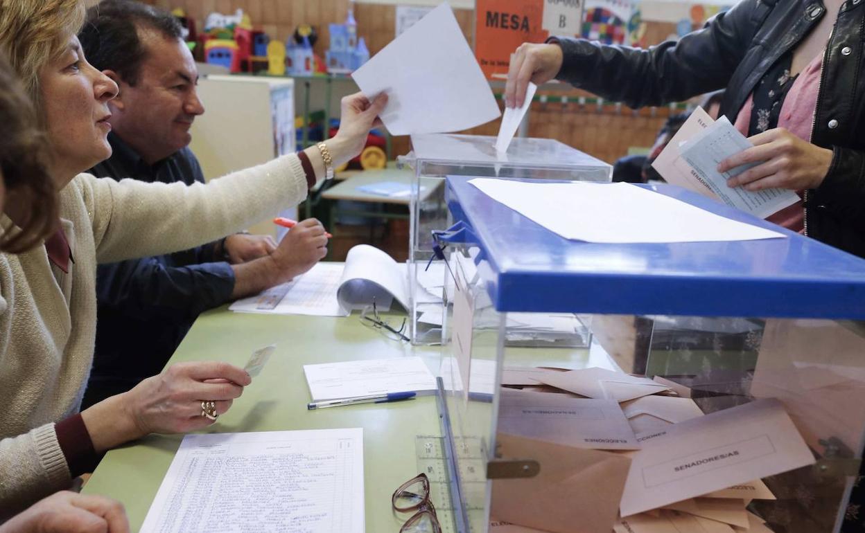 Votos en un colegio electoral.