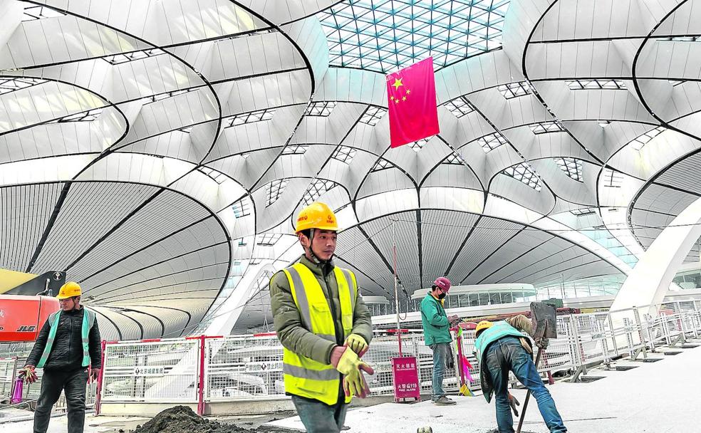 Operarios trabajan en la construcción del nuevo aeropuerto de Pekín, el mayor del mundo. 