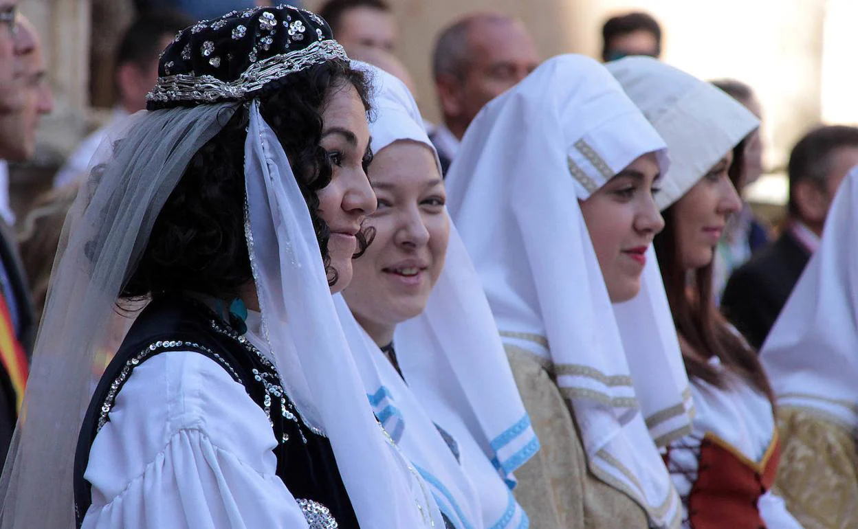 Se celebra en León la ceremonia tradicional de las Cantaderas. 