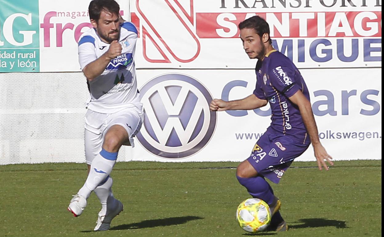 Alvarito conduce el balón ante un rival del Almazán, ayer en La Balastera.