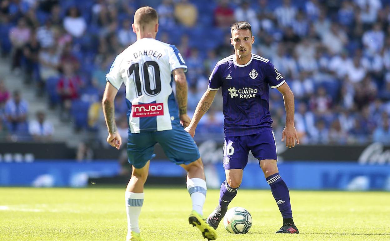 San Emeterio, con la oposición de Darder, inicia una jugada de ataque. 