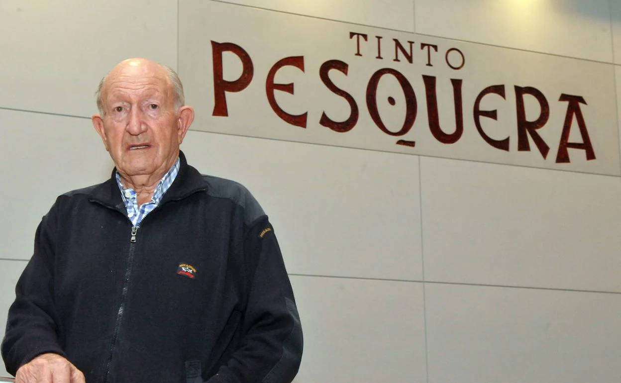 Alejandro Fernández en 2015 frente al letrero de Tinto Pesquera. 