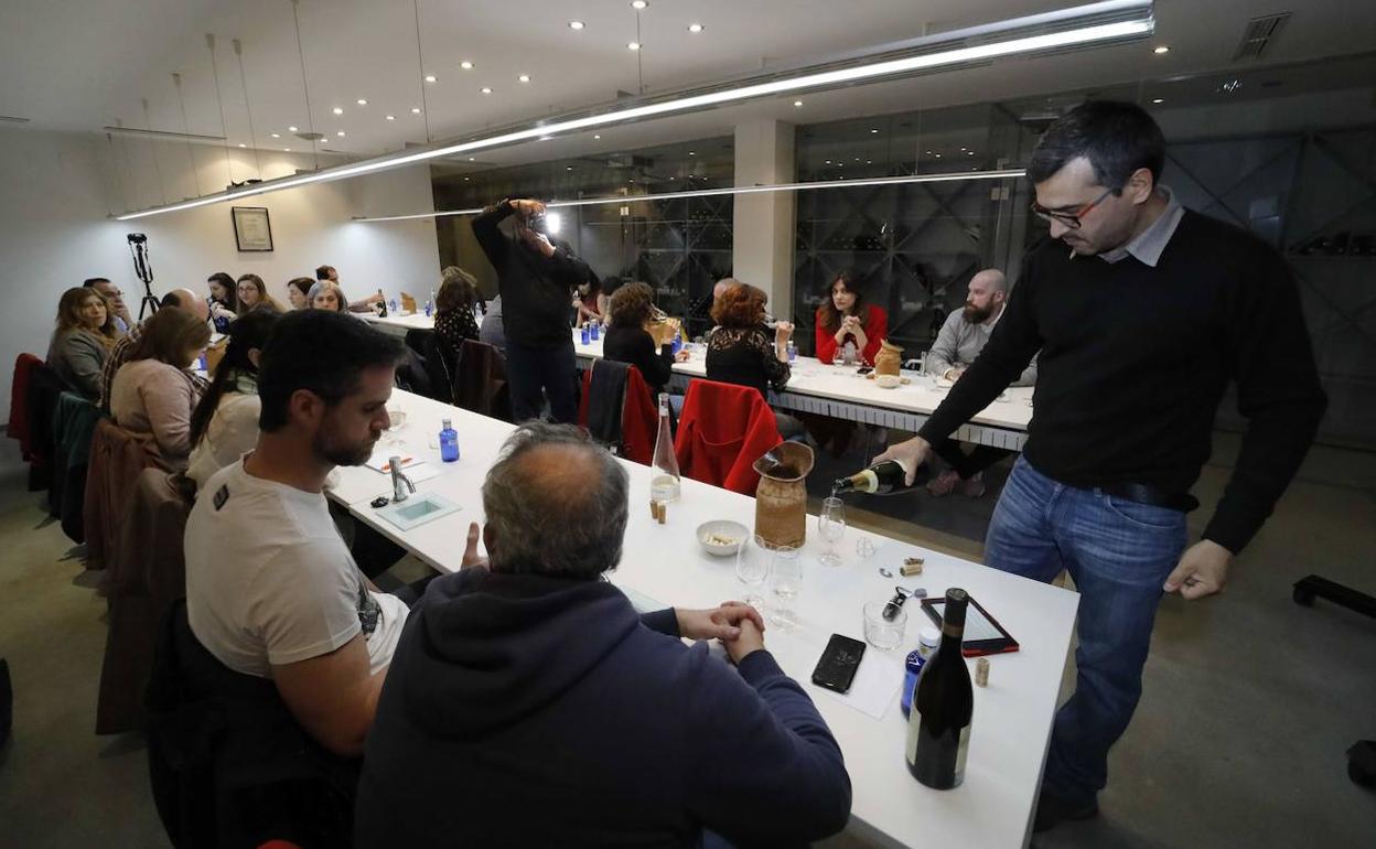 Asistentes a la cata de vinos blancos de albillo mayor (Ribera) dirigida por Rubén Arranz en la Escuela Internacional de Cocina de Valladolid.