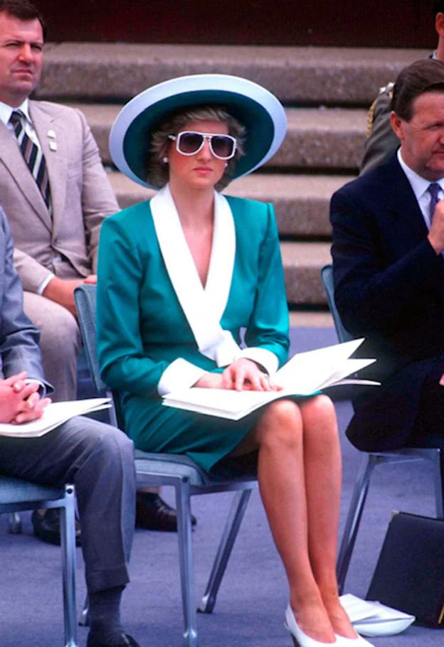 Diana de Gales con el dos piezas en verde y blanco.