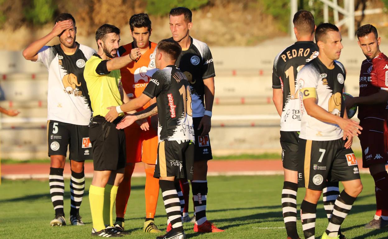Instante en el que el colegiado pita penalti. 