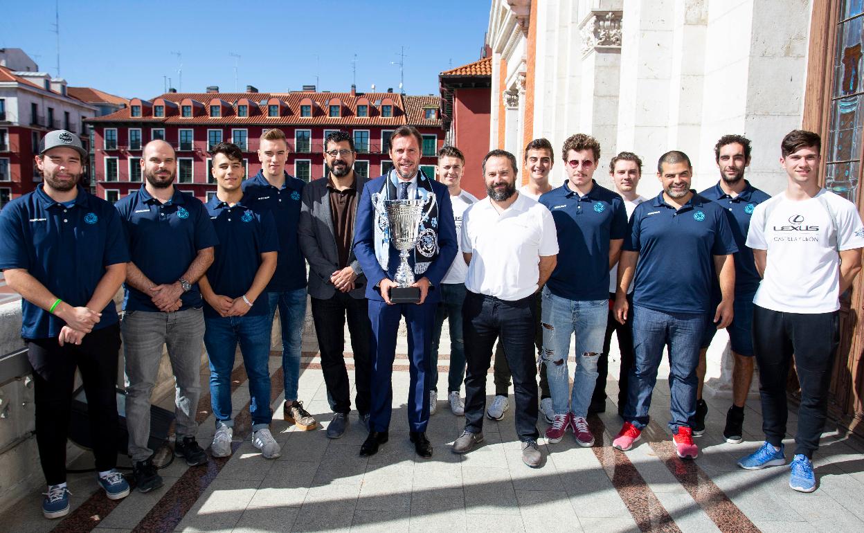 Jugadores y presidente del CPLV posan en el balcón del ayuntamiento junto al alcalde. 