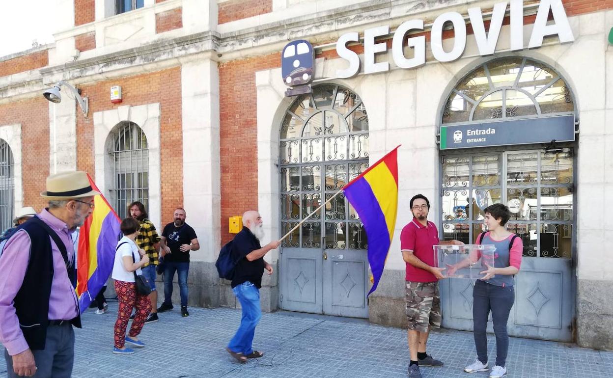 Integrantes del comité de Segovia, en la vieja estación de Renfe con las urnas.