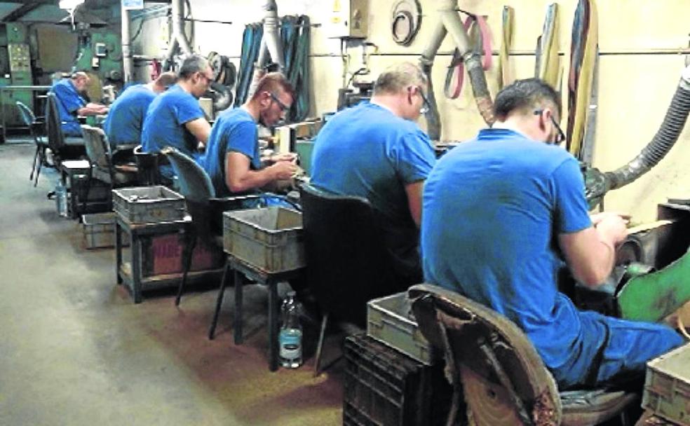 Operarios del taller de Cudeman, dedicado a la fabricación de cuchillos y navajas en Albacete. 