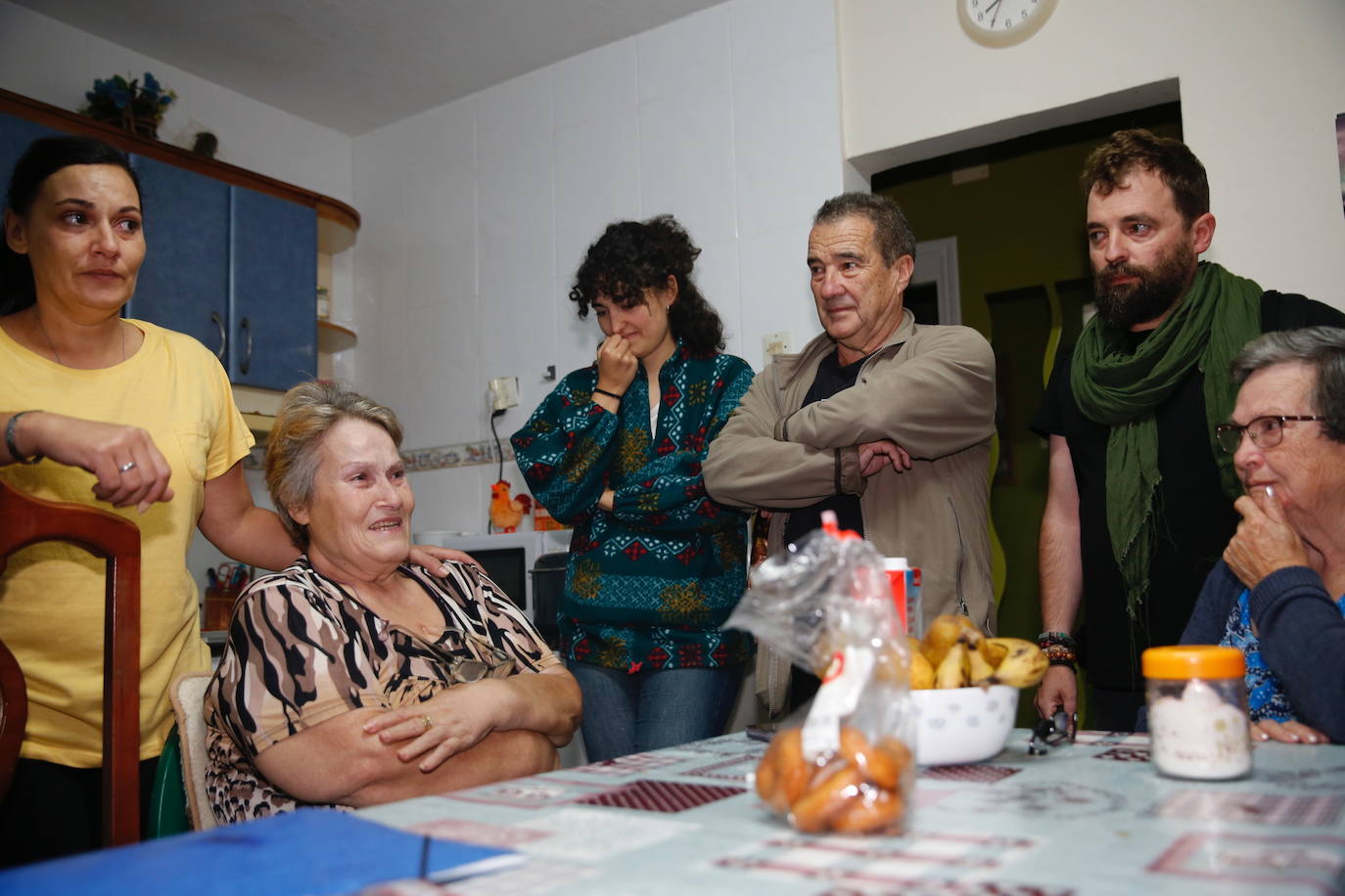 María del Carmen García, vecina del poblado minero de La Camocha, será desahuciada el lunes tras casi 50 años como arrendataria del inmueble. Tras la muerte de se marido, 'Mari', como la conocen en el barrio, asumió el alquiler de un inmueble que compartió durante años junto a sus diez hijos. Lo hizo con la garantía de que esa sería su vivienda de forma vitalicia, tal y como aseguró la empresa a todas las familias del poblado. Sin embargo, tras la quiebra de la mina y la entrada en juego de los administradores concursales, Mari, que ahora cuenta con 75 años, comenzó a recibir hace unos meses varias cartas en las que le comunicaban que por una serie de impagos procederían a su desaolojo.