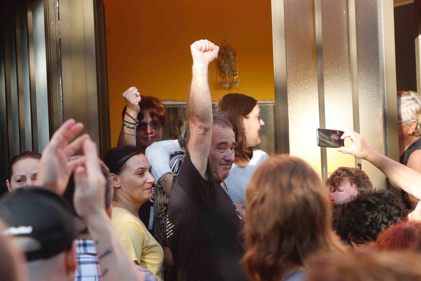 María del Carmen García, vecina del poblado minero de La Camocha, será desahuciada el lunes tras casi 50 años como arrendataria del inmueble. Tras la muerte de se marido, 'Mari', como la conocen en el barrio, asumió el alquiler de un inmueble que compartió durante años junto a sus diez hijos. Lo hizo con la garantía de que esa sería su vivienda de forma vitalicia, tal y como aseguró la empresa a todas las familias del poblado. Sin embargo, tras la quiebra de la mina y la entrada en juego de los administradores concursales, Mari, que ahora cuenta con 75 años, comenzó a recibir hace unos meses varias cartas en las que le comunicaban que por una serie de impagos procederían a su desaolojo.