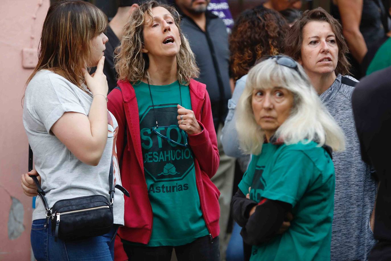 María del Carmen García, vecina del poblado minero de La Camocha, será desahuciada el lunes tras casi 50 años como arrendataria del inmueble. Tras la muerte de se marido, 'Mari', como la conocen en el barrio, asumió el alquiler de un inmueble que compartió durante años junto a sus diez hijos. Lo hizo con la garantía de que esa sería su vivienda de forma vitalicia, tal y como aseguró la empresa a todas las familias del poblado. Sin embargo, tras la quiebra de la mina y la entrada en juego de los administradores concursales, Mari, que ahora cuenta con 75 años, comenzó a recibir hace unos meses varias cartas en las que le comunicaban que por una serie de impagos procederían a su desaolojo.