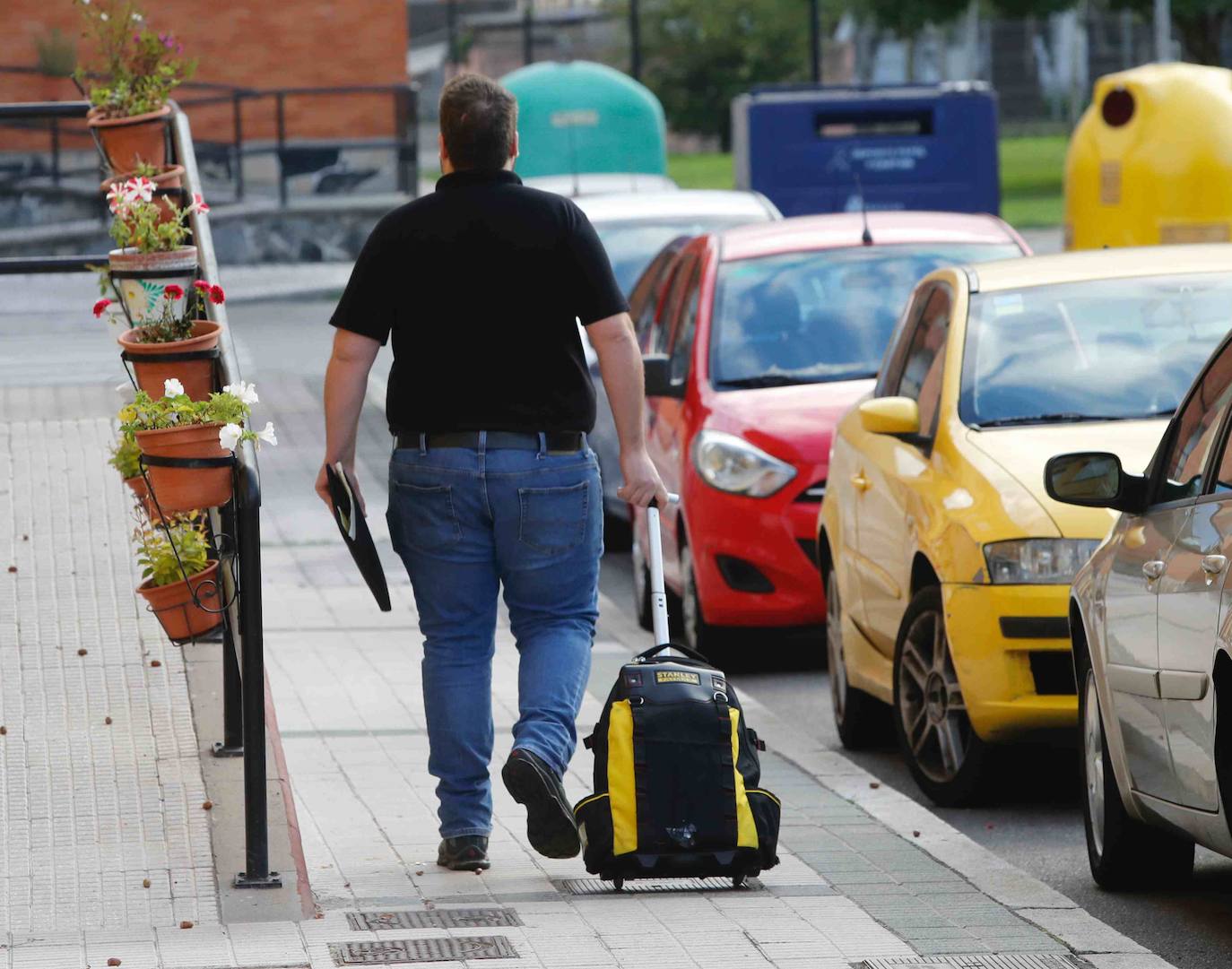 María del Carmen García, vecina del poblado minero de La Camocha, será desahuciada el lunes tras casi 50 años como arrendataria del inmueble. Tras la muerte de se marido, 'Mari', como la conocen en el barrio, asumió el alquiler de un inmueble que compartió durante años junto a sus diez hijos. Lo hizo con la garantía de que esa sería su vivienda de forma vitalicia, tal y como aseguró la empresa a todas las familias del poblado. Sin embargo, tras la quiebra de la mina y la entrada en juego de los administradores concursales, Mari, que ahora cuenta con 75 años, comenzó a recibir hace unos meses varias cartas en las que le comunicaban que por una serie de impagos procederían a su desaolojo.