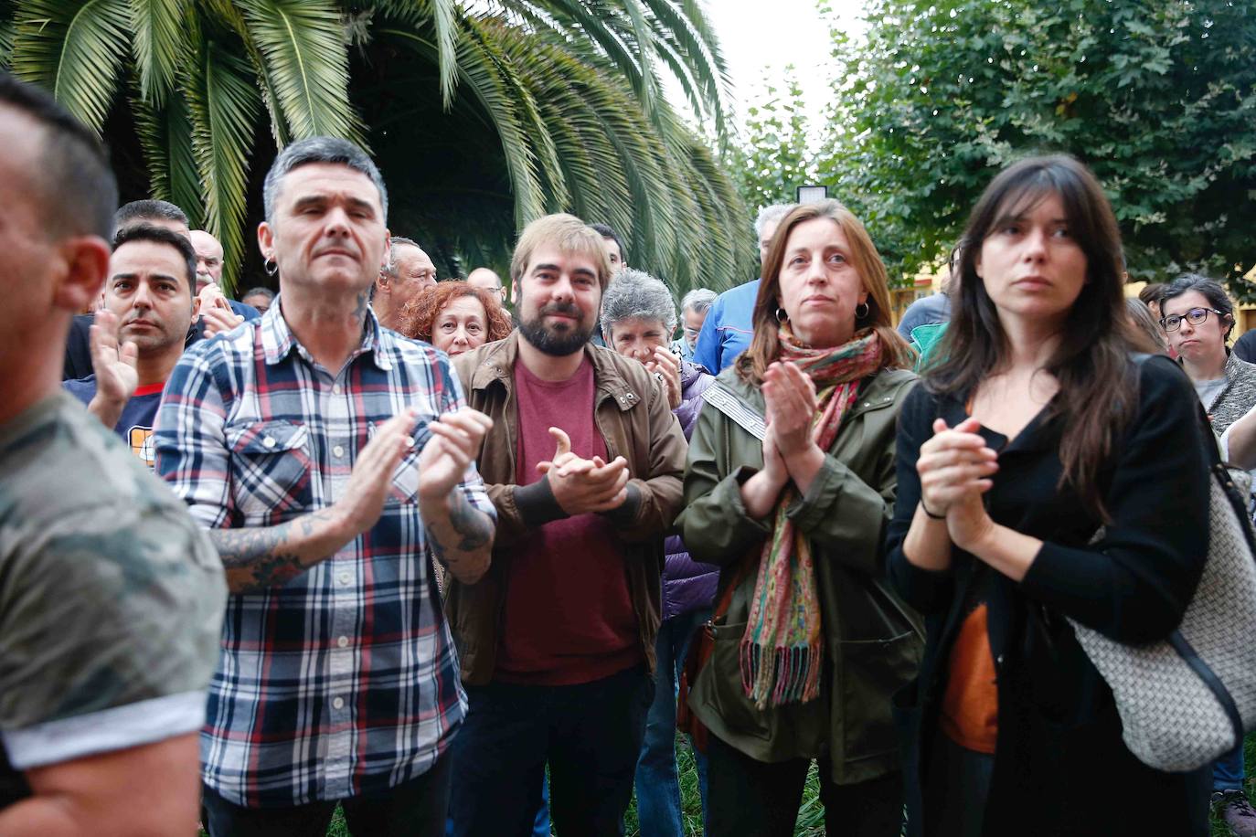 María del Carmen García, vecina del poblado minero de La Camocha, será desahuciada el lunes tras casi 50 años como arrendataria del inmueble. Tras la muerte de se marido, 'Mari', como la conocen en el barrio, asumió el alquiler de un inmueble que compartió durante años junto a sus diez hijos. Lo hizo con la garantía de que esa sería su vivienda de forma vitalicia, tal y como aseguró la empresa a todas las familias del poblado. Sin embargo, tras la quiebra de la mina y la entrada en juego de los administradores concursales, Mari, que ahora cuenta con 75 años, comenzó a recibir hace unos meses varias cartas en las que le comunicaban que por una serie de impagos procederían a su desaolojo.