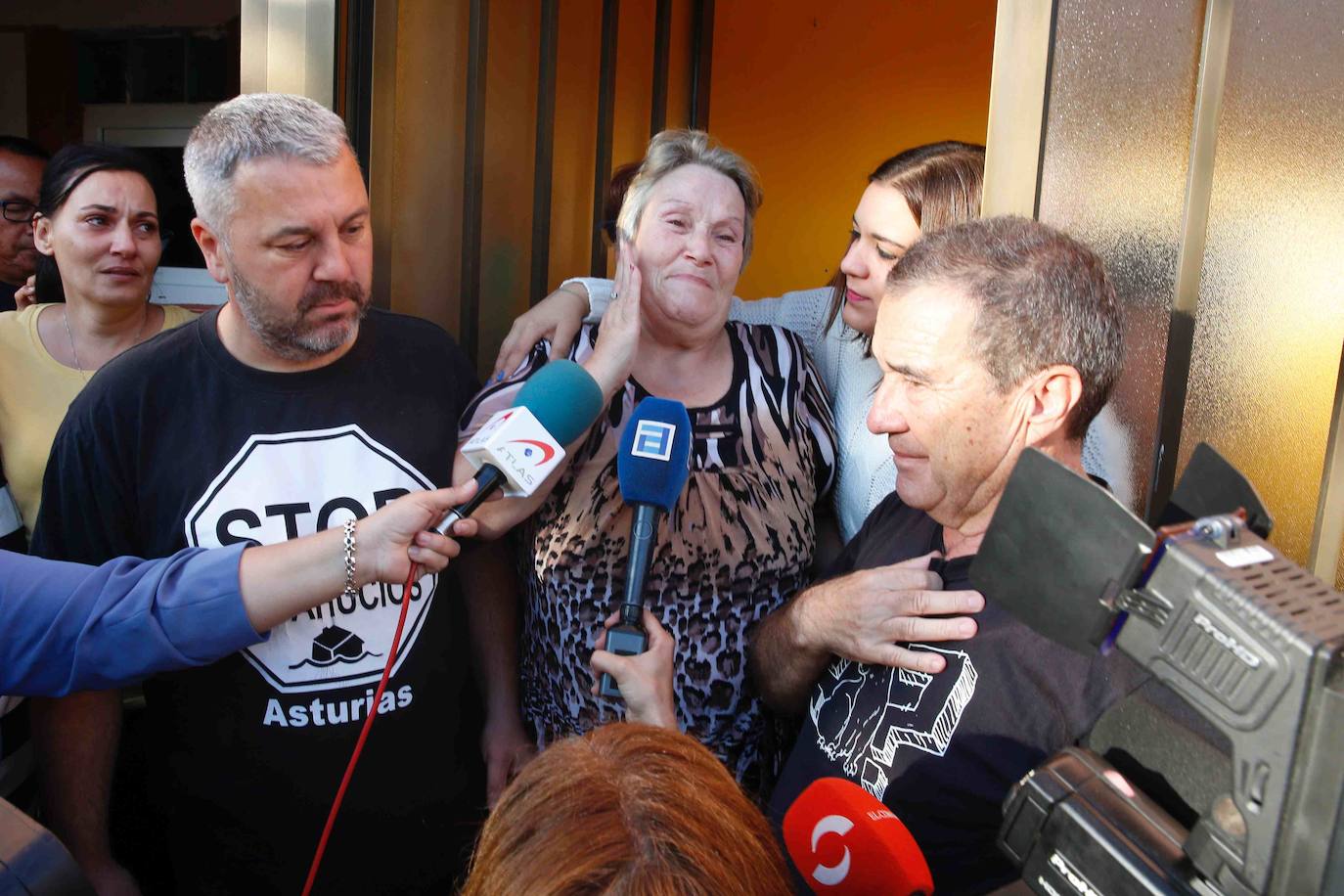 María del Carmen García, vecina del poblado minero de La Camocha, será desahuciada el lunes tras casi 50 años como arrendataria del inmueble. Tras la muerte de se marido, 'Mari', como la conocen en el barrio, asumió el alquiler de un inmueble que compartió durante años junto a sus diez hijos. Lo hizo con la garantía de que esa sería su vivienda de forma vitalicia, tal y como aseguró la empresa a todas las familias del poblado. Sin embargo, tras la quiebra de la mina y la entrada en juego de los administradores concursales, Mari, que ahora cuenta con 75 años, comenzó a recibir hace unos meses varias cartas en las que le comunicaban que por una serie de impagos procederían a su desaolojo.