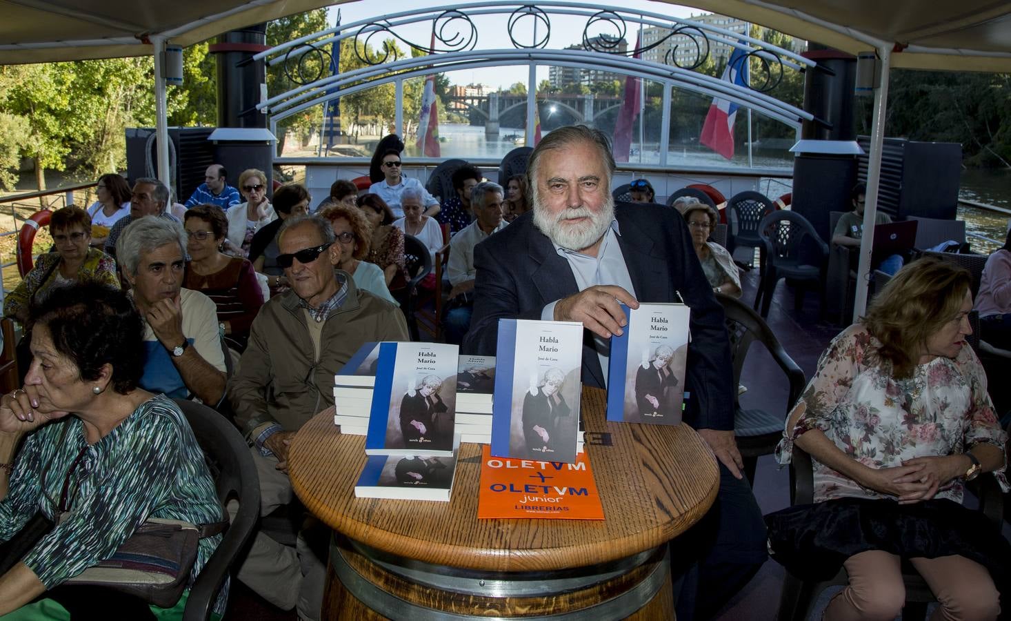 El encuentro tuvo lugar a bordo del barco La Leyenda del Pisuerga, en su cubierta superior, en un acto bautizado bajo el lema 'Cinco horas (y algo más) con Menchu'