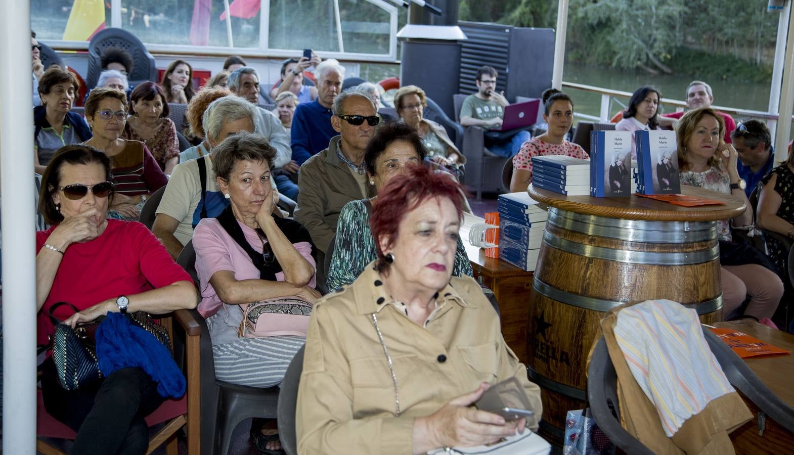 El encuentro tuvo lugar a bordo del barco La Leyenda del Pisuerga, en su cubierta superior, en un acto bautizado bajo el lema 'Cinco horas (y algo más) con Menchu'