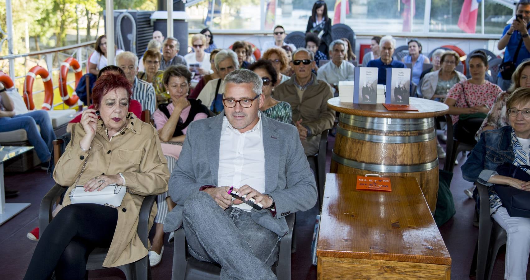 El encuentro tuvo lugar a bordo del barco La Leyenda del Pisuerga, en su cubierta superior, en un acto bautizado bajo el lema 'Cinco horas (y algo más) con Menchu'