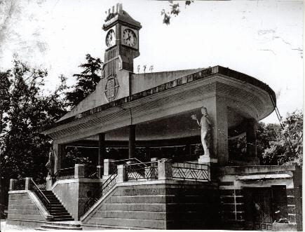 El desaparecido templete de música con reloj que había en el Campo Grande.