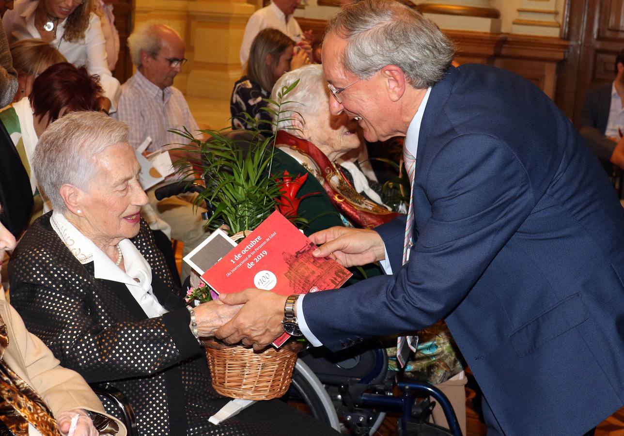 La ciudad rinde homenaje a los 140 vecinos de la capital que han cumplido cien años