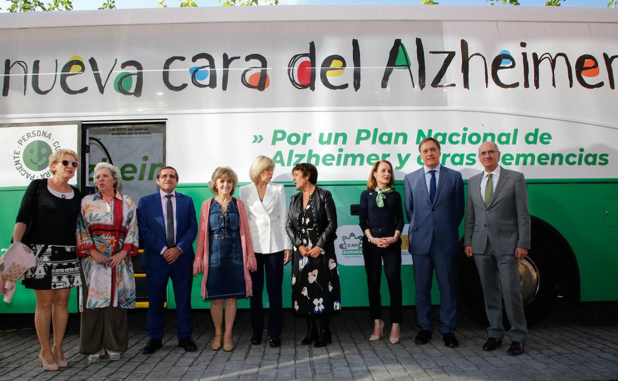La titular de Sanidad, acompañada por diversas autoridades, durante la presentación de la campaña 'La nueva cara del alzhéimer'.