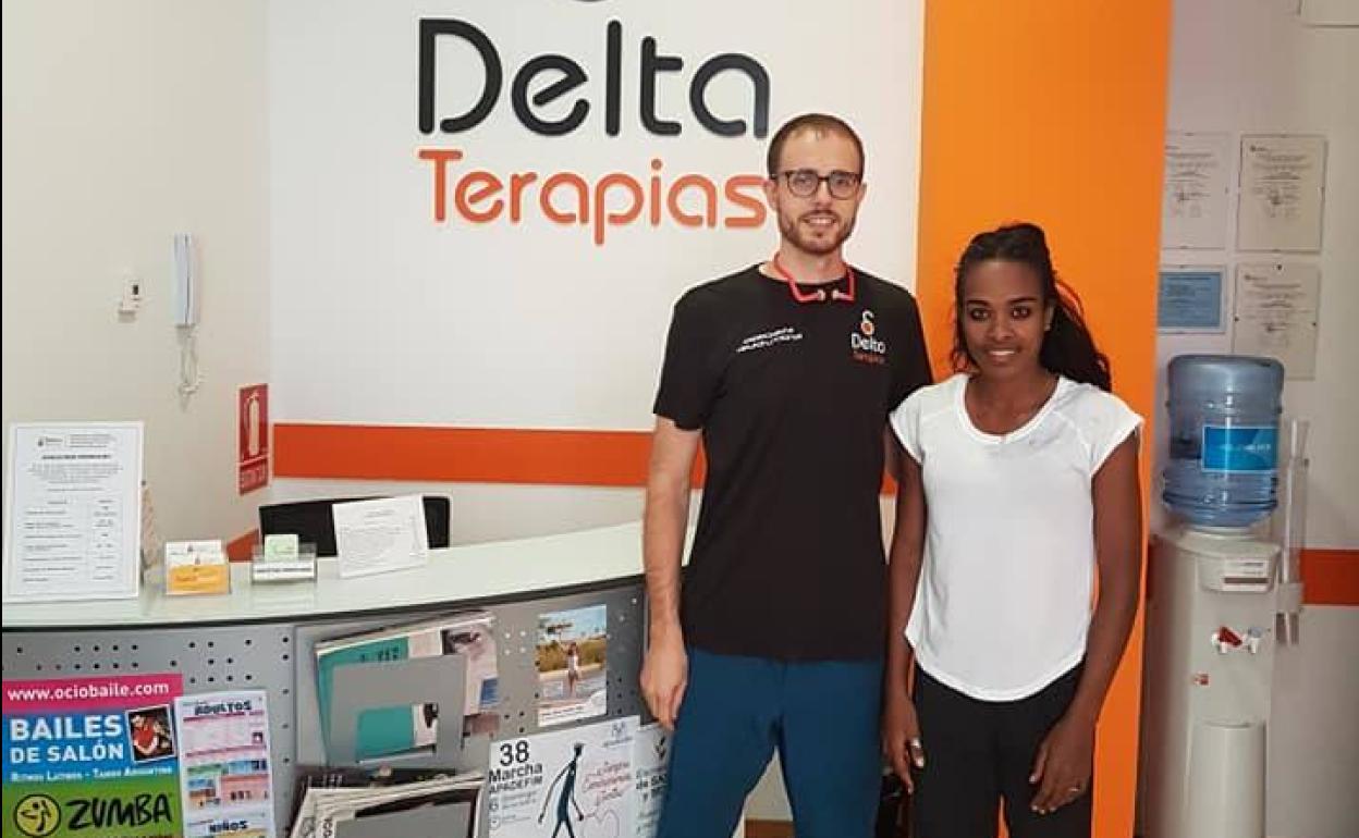 Genzebe Dibaba, a la entrada de la clínica segoviana.