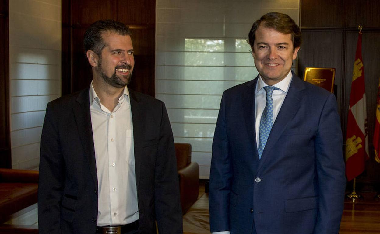 El presidente de la Junta de Castilla y León, Alfonso Fernández Mañueco, reunido con el secretario general del PSCyL, Luis Tudanca.