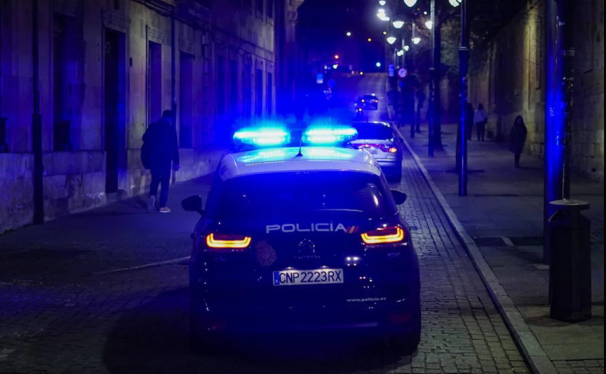 Imagen de archivo de un coche policial en el centro de la ciudad.