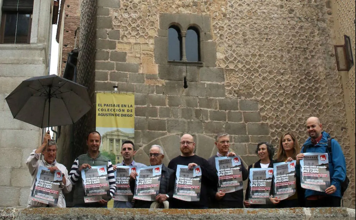 Responsables de IU de Segovia al presentar la campaña de colaboración.
