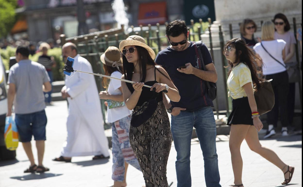 Turistas extranjeros en el centro de Madrid.