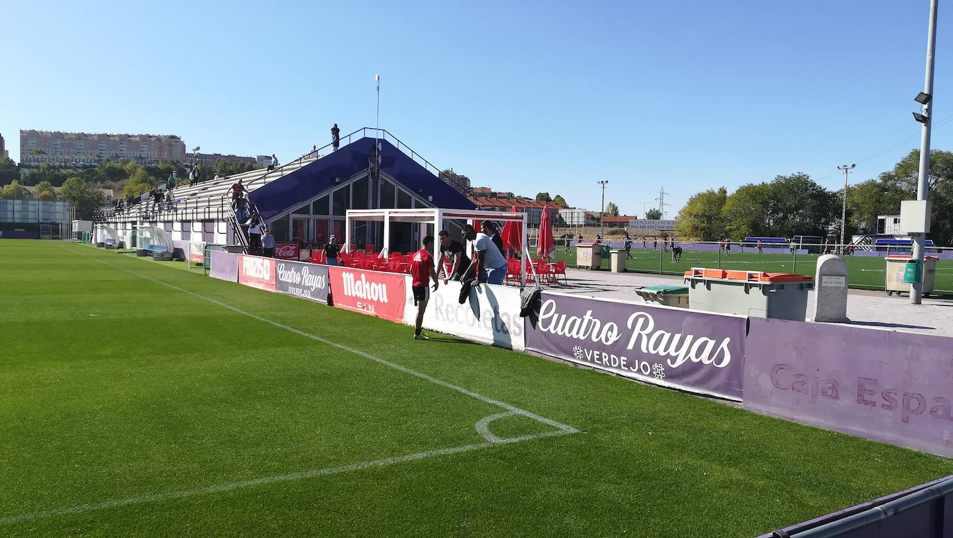 Javi Moyano charla con los jugadores del Carramimbre, Aboubacar, Astilleros y Sergio de la Fuente. 