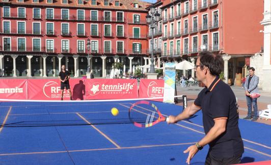 Ignacio Primo y Eleazar Movilla ofrecen una exhibición de touchtennis en una pista en la Plaza Mayor. 