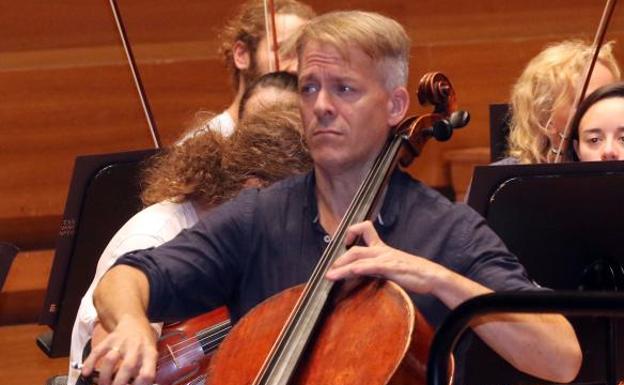 Alban Gerhardt, en el ensayo con la OSCyL: 