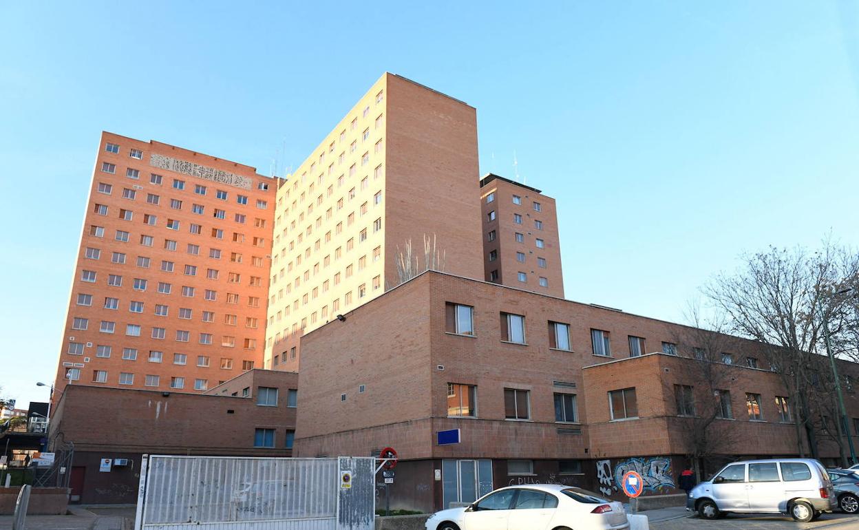 Edificio Bañuelos que se demolerá, en primera línea. :: .