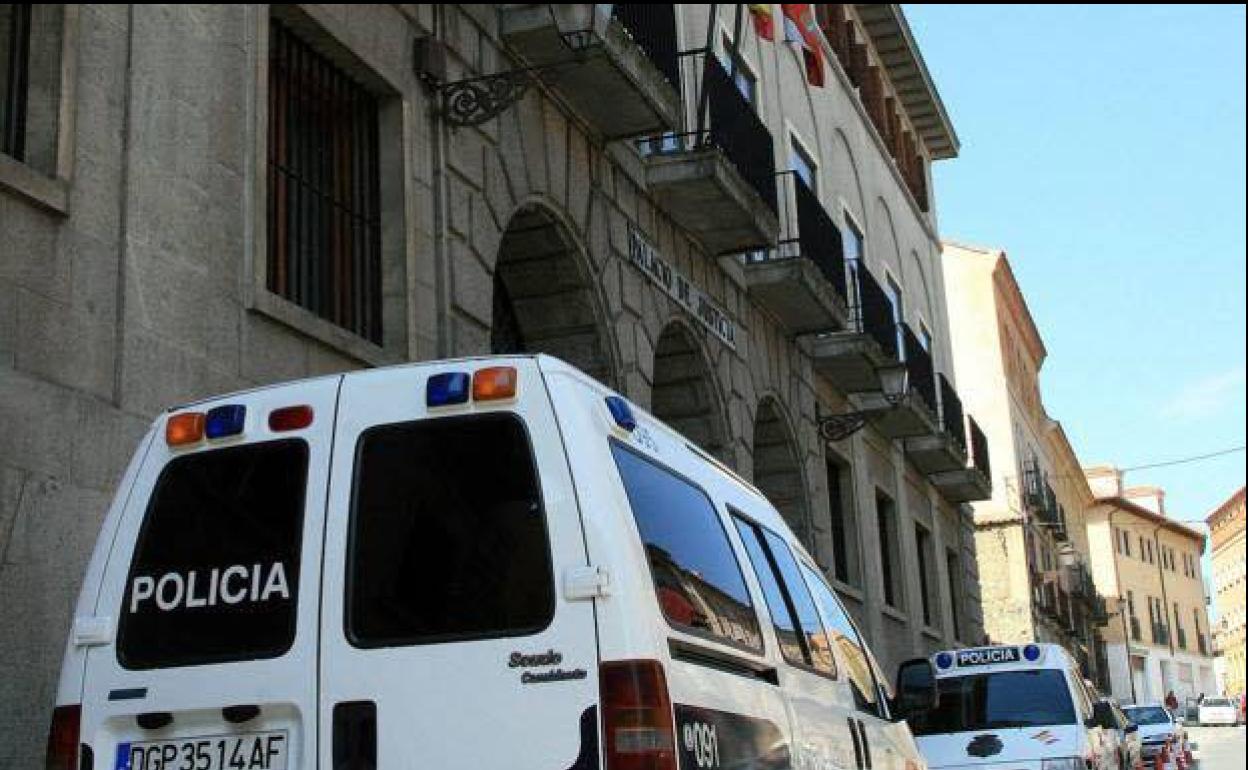 Furgones de la Policía Nacional aparcados ante la Audiencia Provincial de Segovia. 
