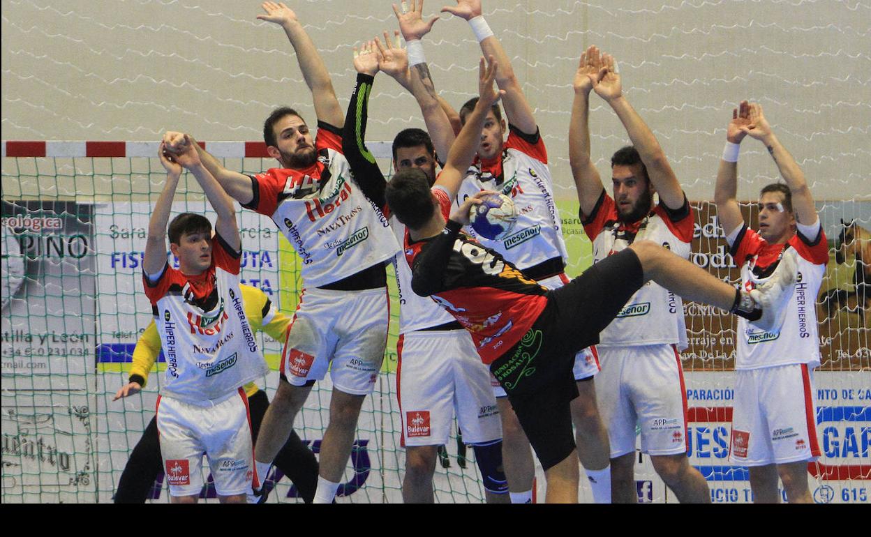 Jugadores del BM Nava forman una barrera para impedir el lanzamiento de un jugador del Atlético Novás en un anterior partido. 