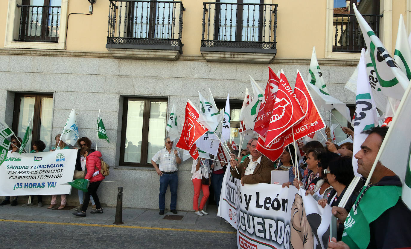 Los funcionarios se concentraron a las puertas de la delegación de la Junta