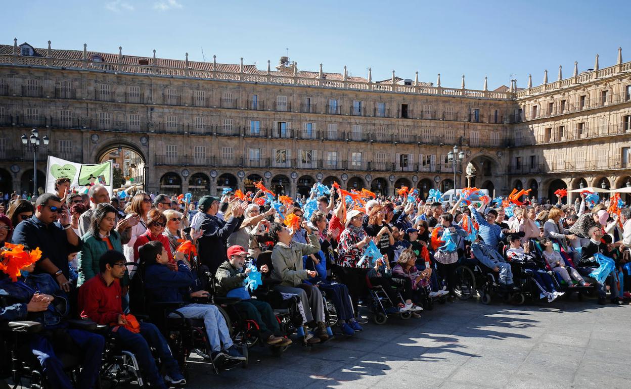 Numerosas personas afectadas por paráclisis cerebral y sus familias, ayer en la Plaza. 