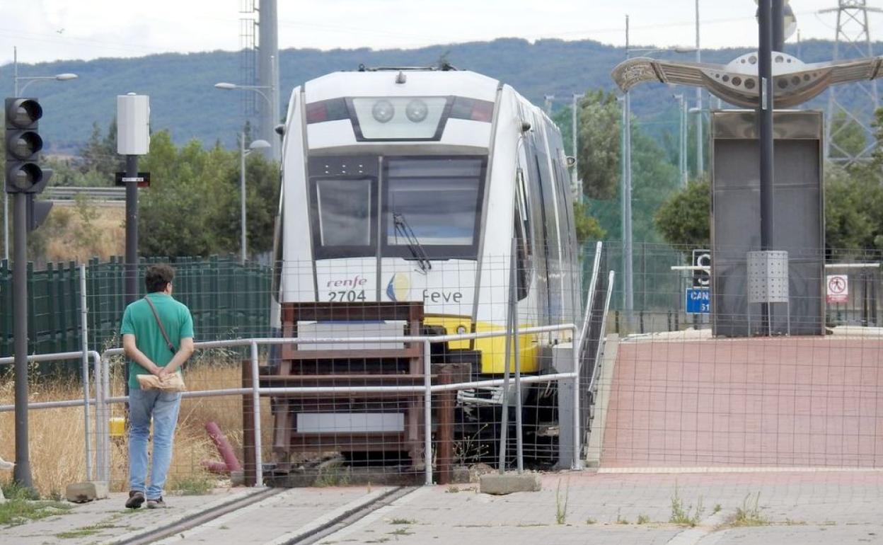 Imagen de un tren de Feve en la estación de La Palomera.