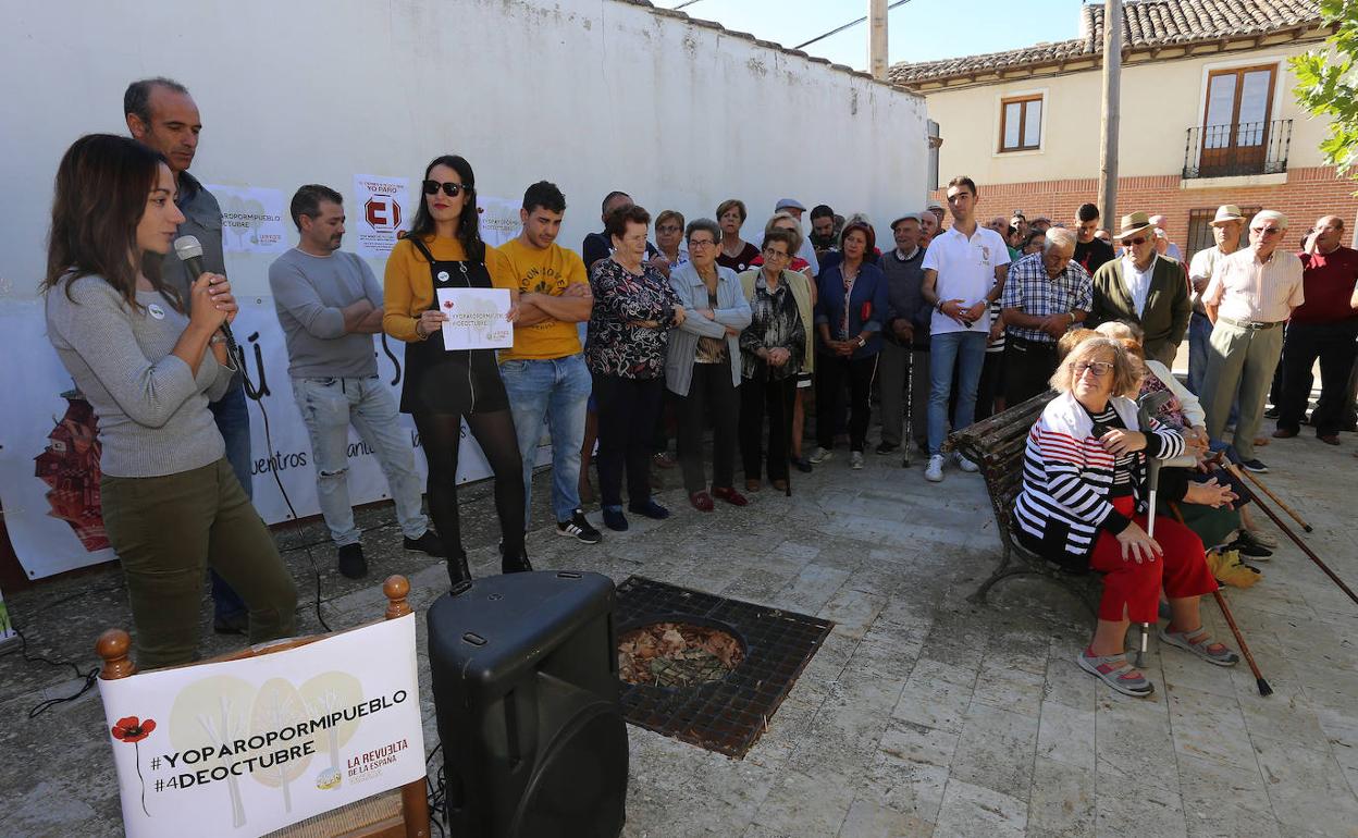 Vecinos de de Revenga de Campos, en los cinco minutos de paro por la España vaciada escuchan el manifiesto leído por Jessica Abia del Bloque Joven Rural de Palencia.